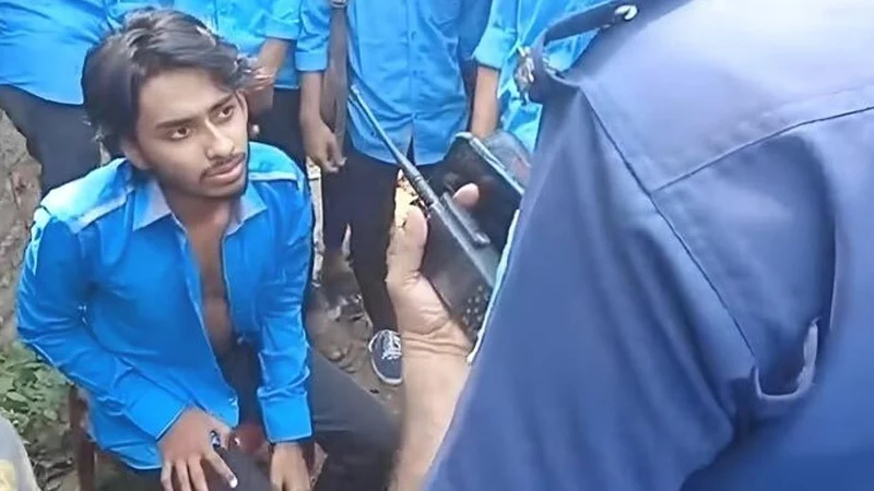 পরীক্ষা দিতে এসে নিষিদ্ধ সংগঠনের নেতা আটক